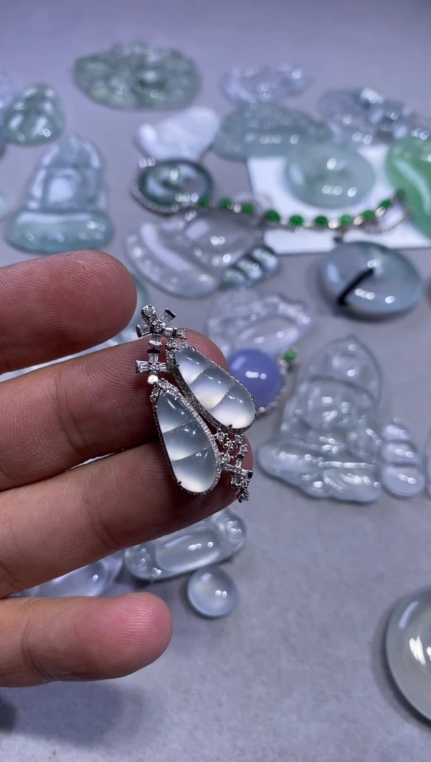 颈饰18K金镶嵌翡翠豆子6800  32.6  18.3  6.6