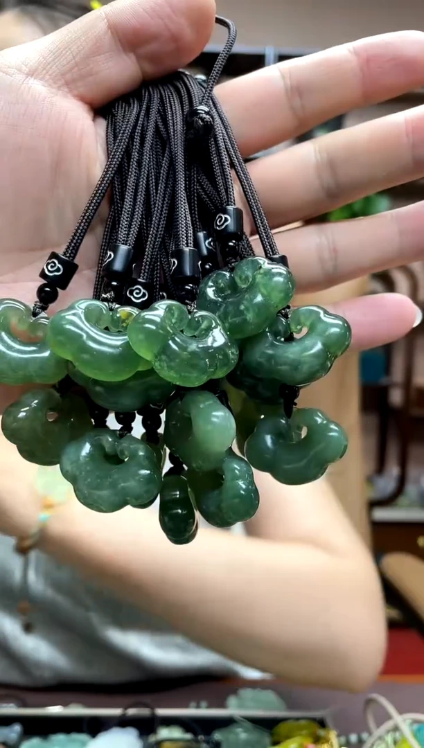 岫玉未镶嵌吊坠多样性发货发其中之一