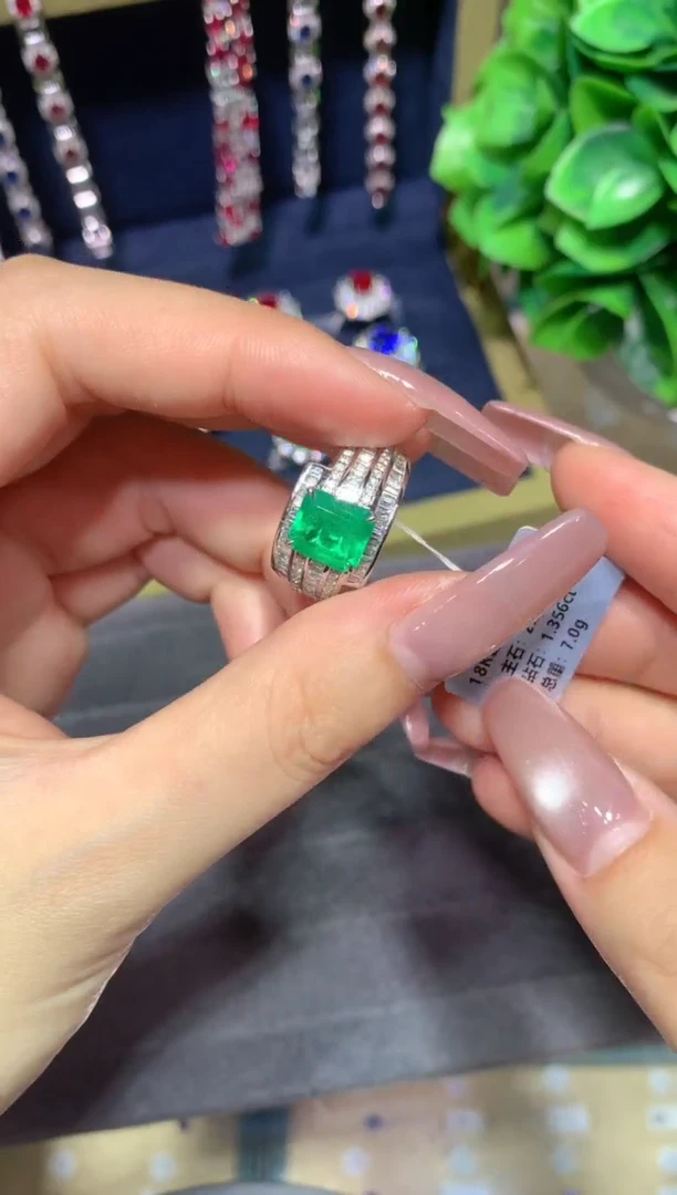18K金镶嵌戒指祖母绿2.07CT