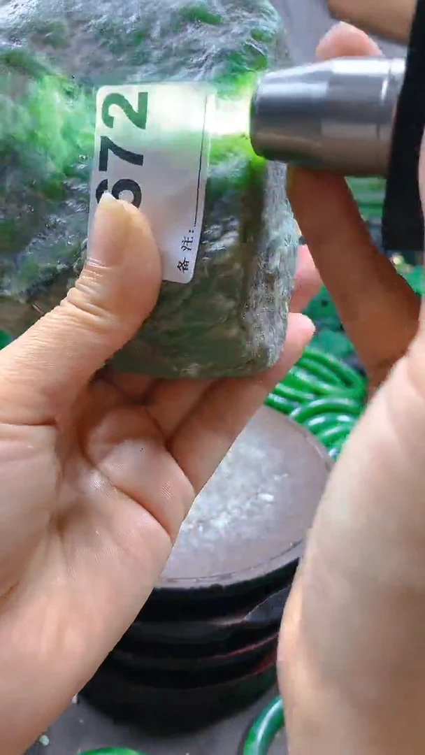 和田玉未镶嵌珠宝半成品1