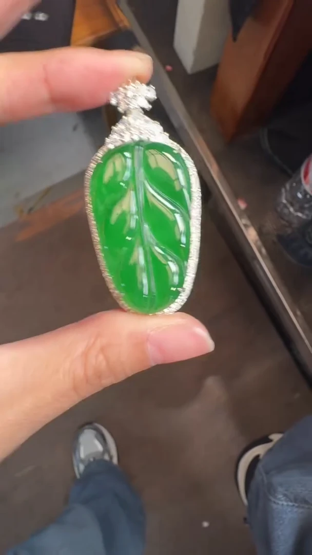 未镶嵌定制翡翠翡翠A货有轻微色差属于正常现象，叶子多样性发货1
