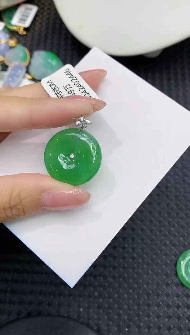 翡翠18K金镶嵌颈饰111111111