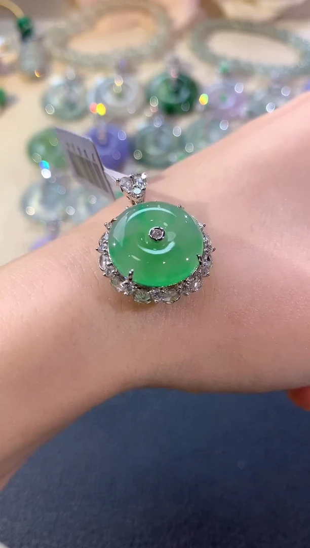 吊坠(不含链)18K金镶嵌翡翠冬日珠宝E161