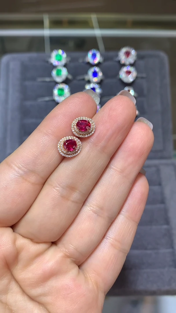 18K金镶嵌耳饰红宝石1CT