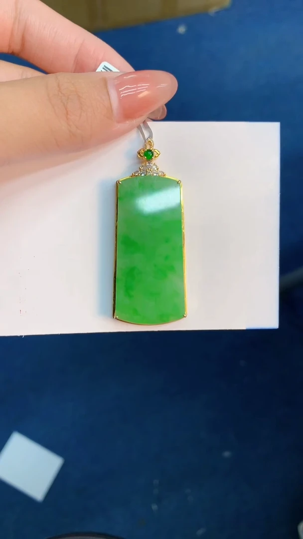 翡翠18K金镶嵌颈饰           1