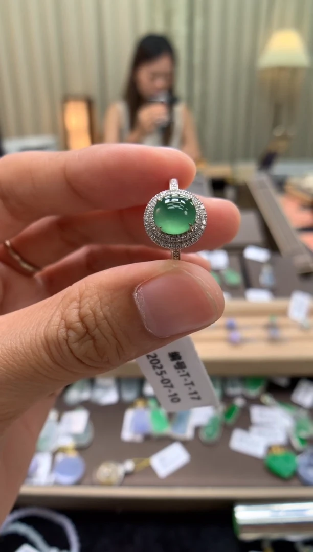 翡翠18K金镶嵌颈饰戒指
