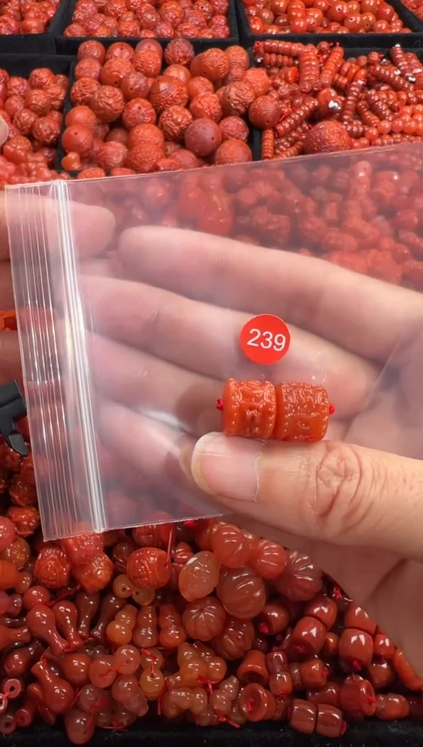 南红玛瑙未镶嵌颈饰1