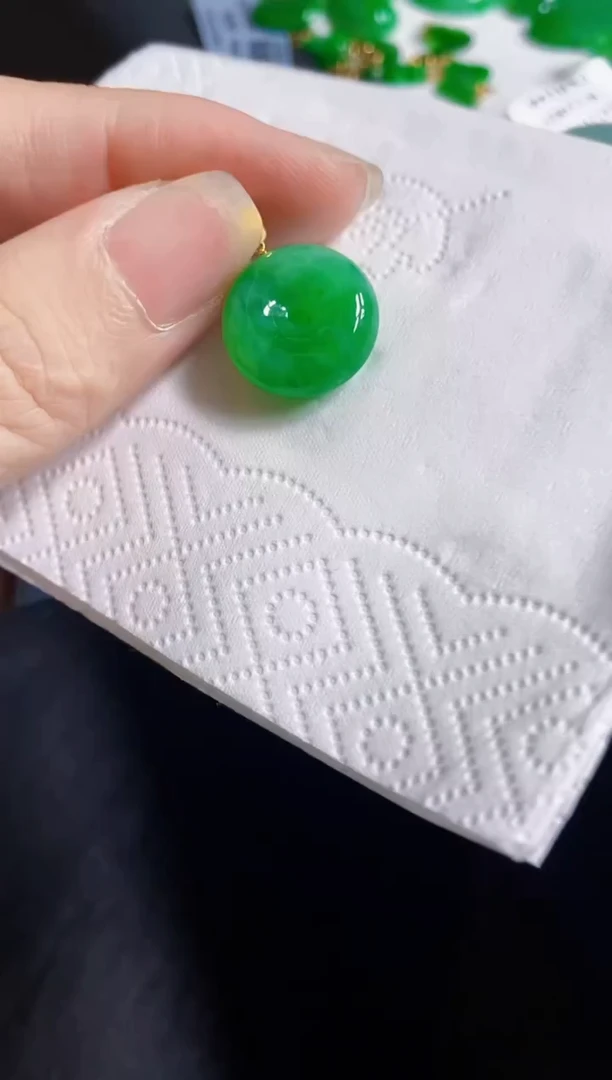 翡翠18K金镶嵌颈饰扣