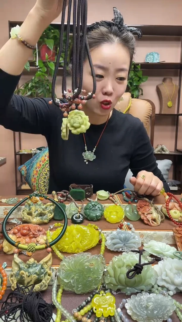 未镶嵌岫玉颈饰多样性发货发其中之一