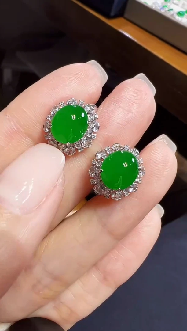 18K金镶嵌翡翠耳饰蛋面