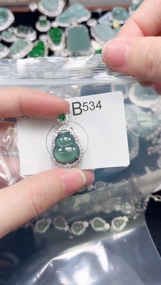 翡翠未镶嵌颈饰赠皮绳534