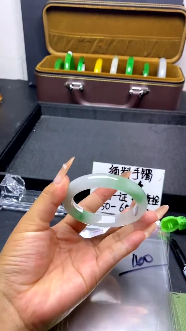 时尚女款缅料手镯 140