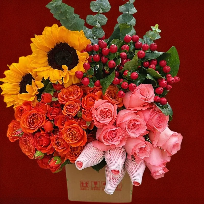 【年宵花】粉玫瑰1扎+多头橙芭比3支+向日葵2支+红豆1扎+配草1扎