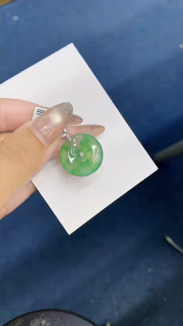 颈饰18K金镶嵌翡翠1