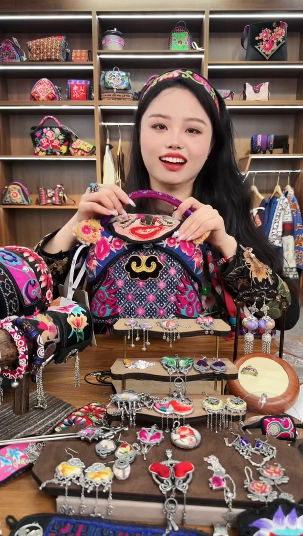 【闪购商品】织绣A44蒙阿苏苗绣传承