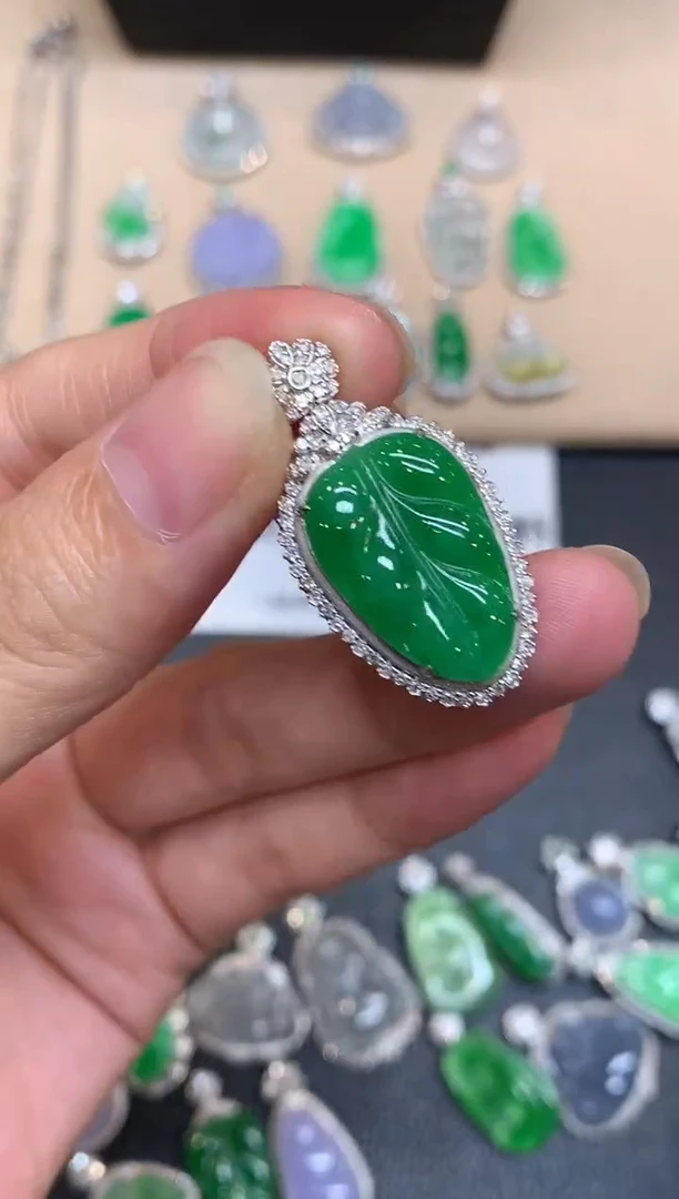 颈饰18K金镶嵌翡翠树叶【无服务费
