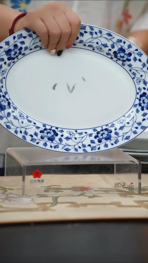 1个微瑕青花牡丹12英寸鱼盘