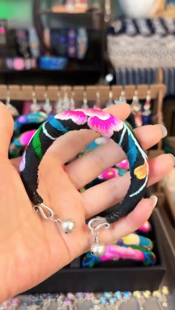 云织瑶非遗老绣饰品287*