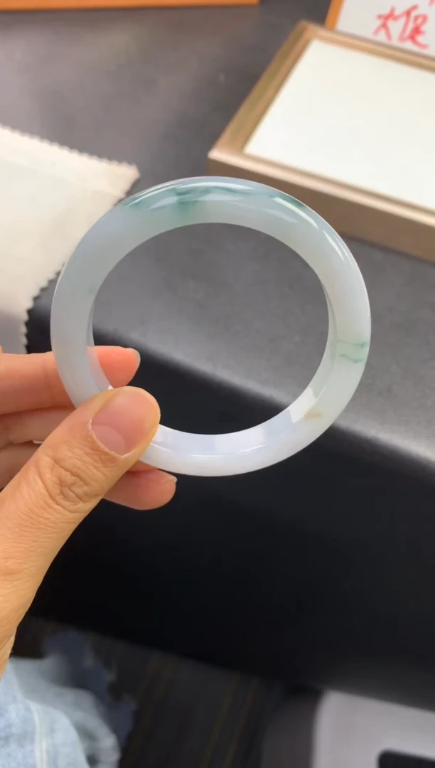 未镶嵌手镯翡翠退货需手镯吊牌标签完好