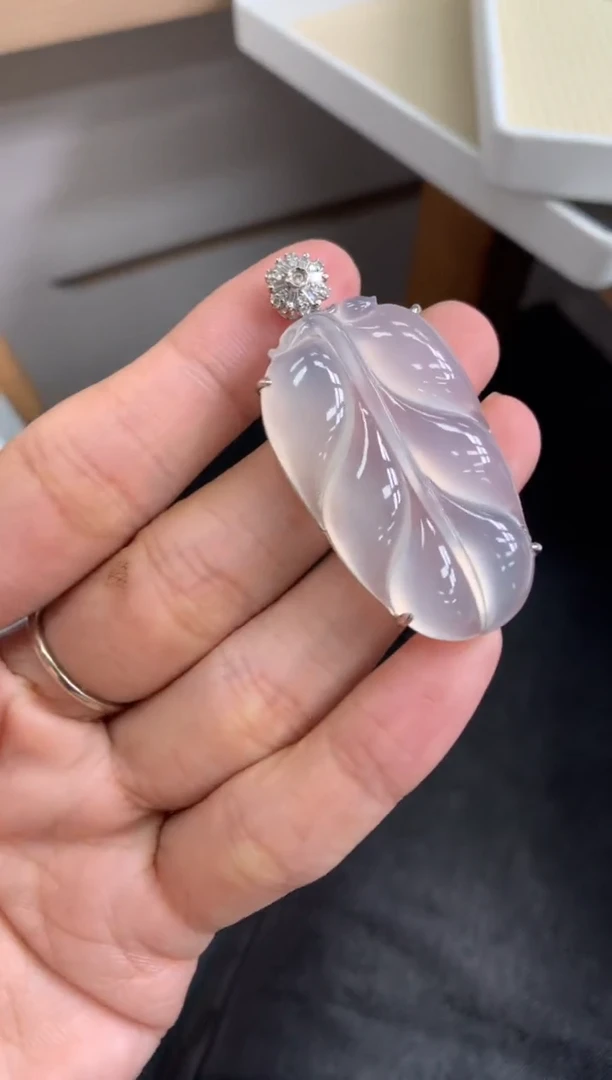 颈饰18K金镶嵌翡翠叶子