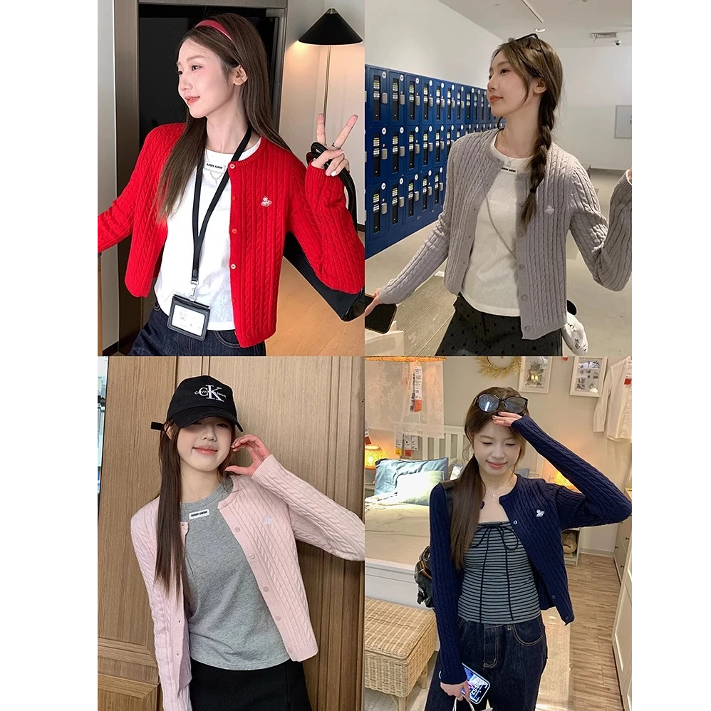 乌77韩系氛围感绞花刺绣圆领毛衣开衫女软糯百搭超好看短款针织衫