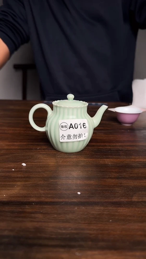 婺州龙窑烧制技艺绿色菊瓣壶（A016