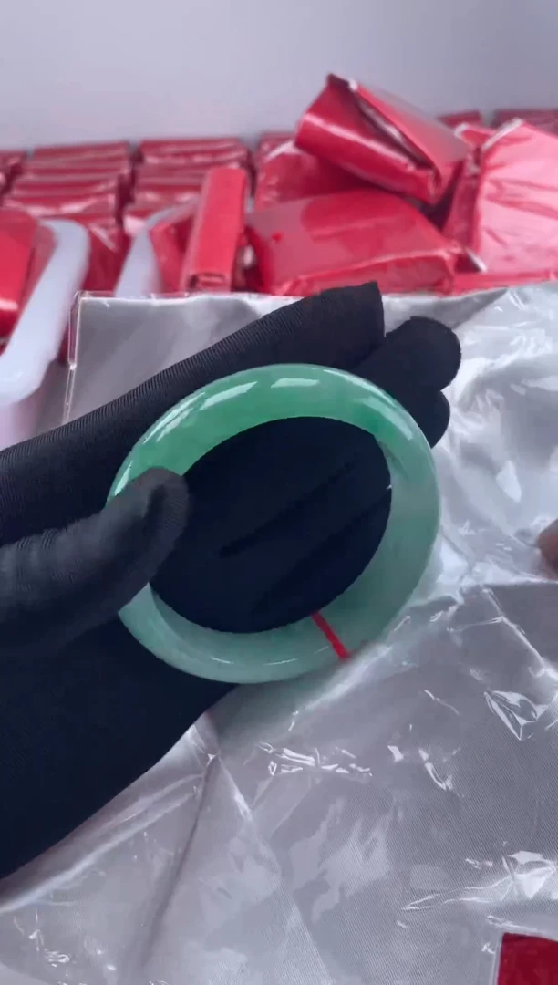 无非金属晶润镯品，饰韵长存