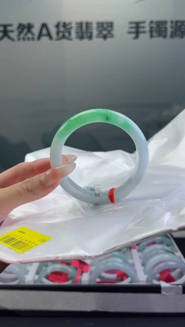 翡翠手镯未镶嵌翡翠手镯
