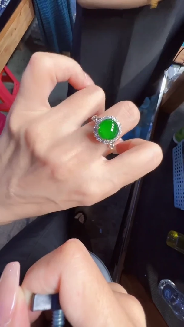 未镶嵌定制翡翠翡翠A货有轻微色差属于正常现象，戒指多样性发货1