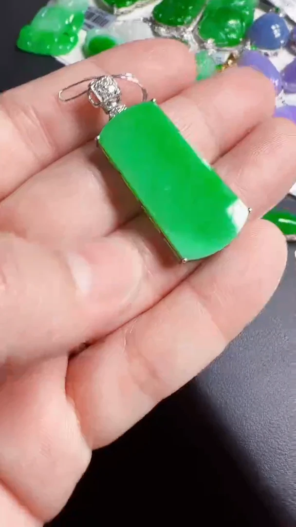 颈饰18K金镶嵌翡翠无事牌