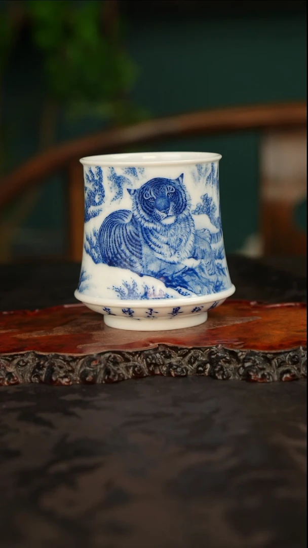 画堂春青花手绘雪景虎杯
