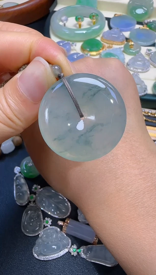 颈饰未镶嵌翡翠平安扣