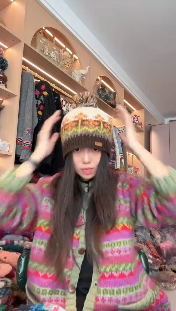 羊毛深色金桂帽