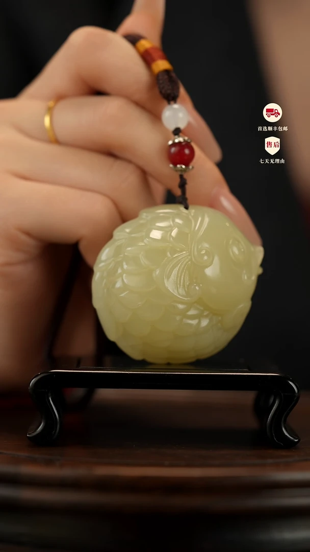 云南石竹叶青雕刻：年年有余手把件挂件