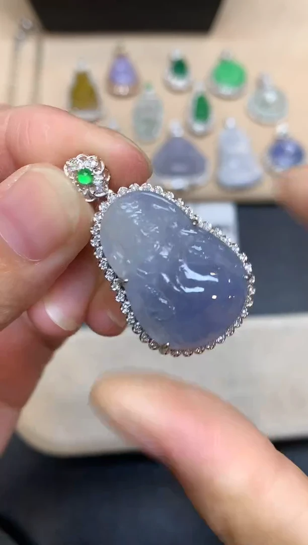 颈饰18K金镶嵌翡翠财神【无服务费