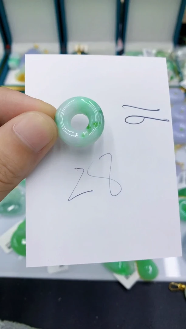 翡翠挂件未镶嵌翡翠