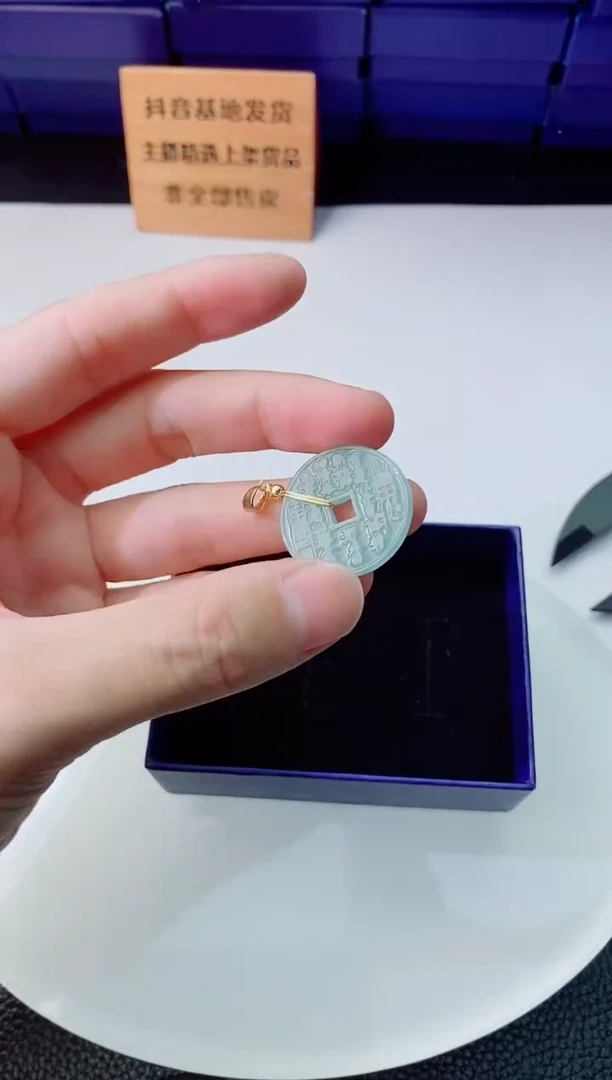 颈饰未镶嵌翡翠   `