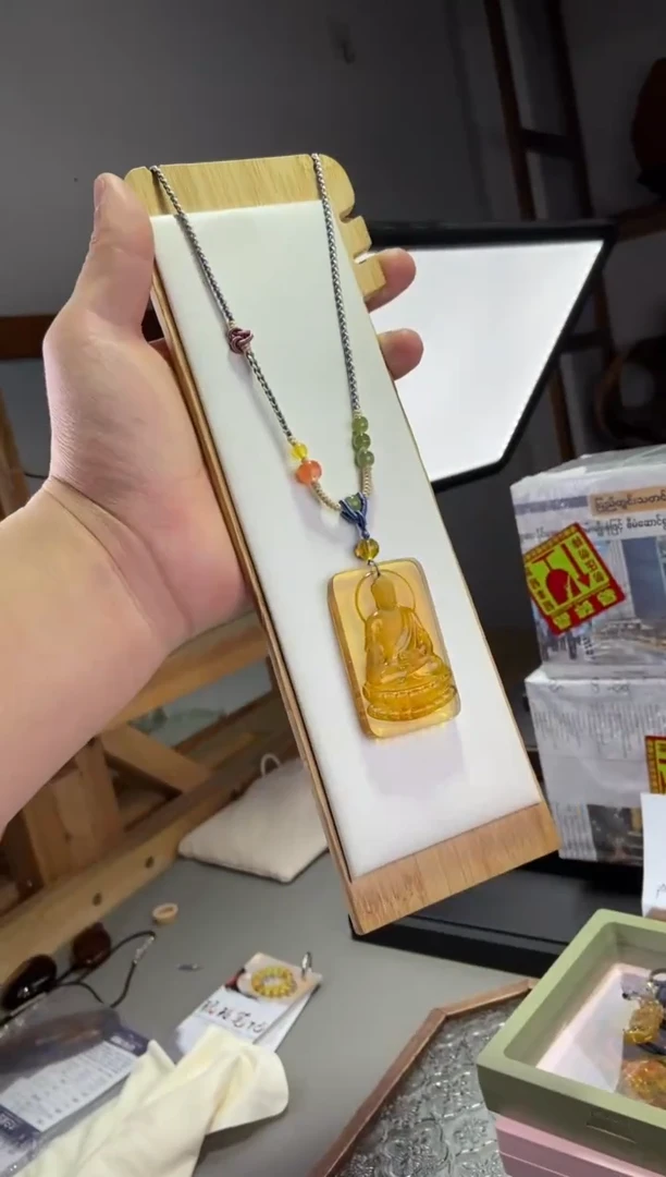 琥珀颈饰未镶嵌阿弥陀佛