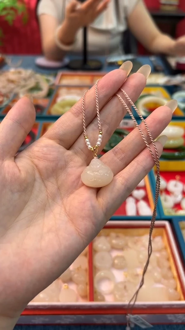 和田玉未镶嵌颈饰好**?藕粉抱抱佛