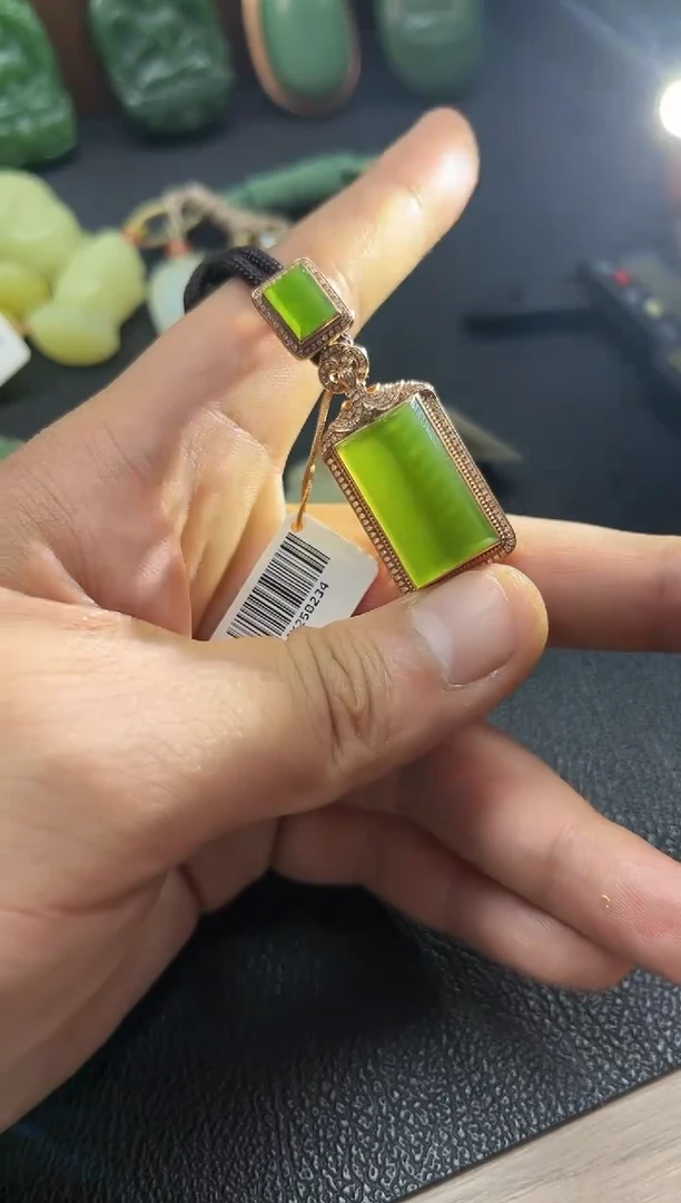 【闪购商品】和田玉颈饰18K金镶嵌碧玉吊坠