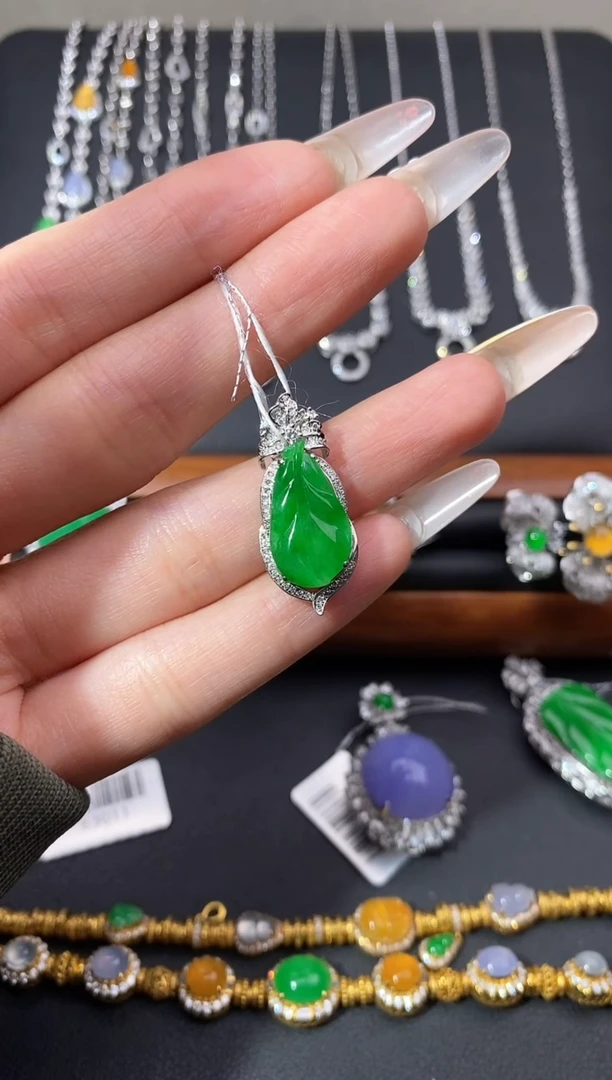 颈饰18K金镶嵌翡翠吊坠