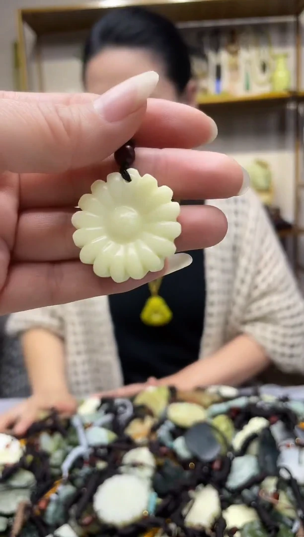 未镶嵌岫玉吊坠`