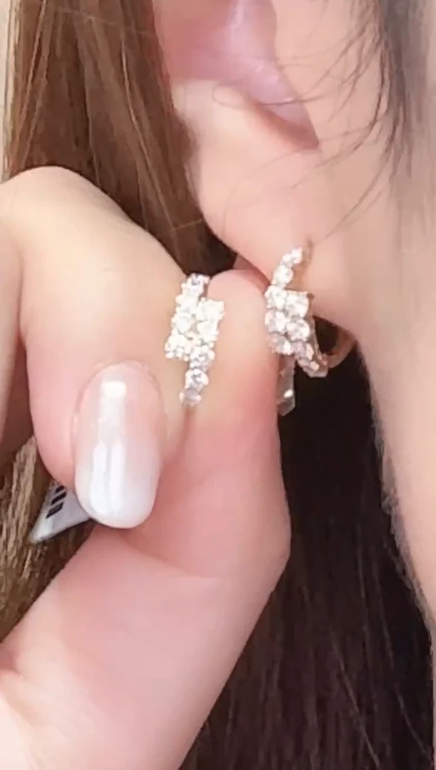 18K金镶嵌实验室培育钻石耳饰抱抱耳圈