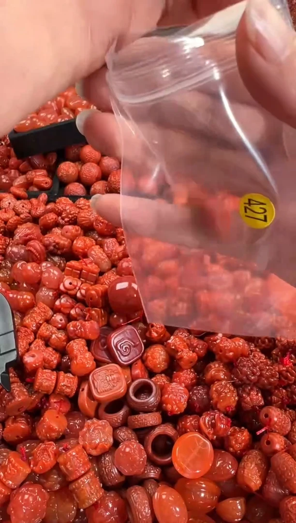 南红玛瑙未镶嵌颈饰1