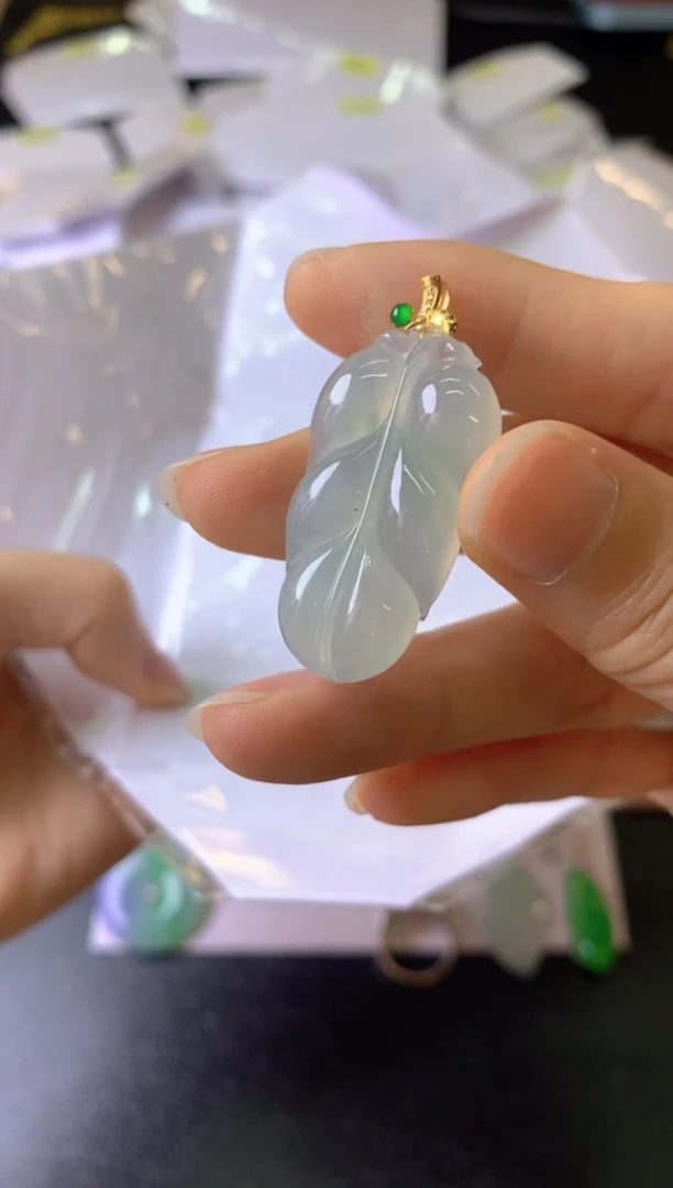 翡翠18K金镶嵌吊坠(不含链)梨*香吊坠