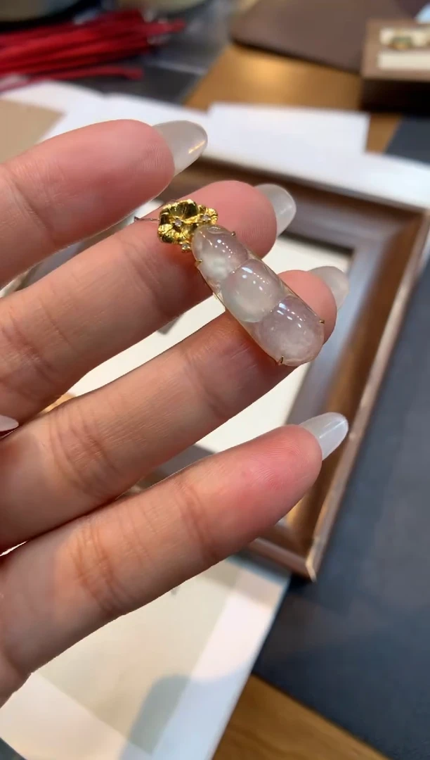 翡翠18K金镶嵌颈饰福豆
