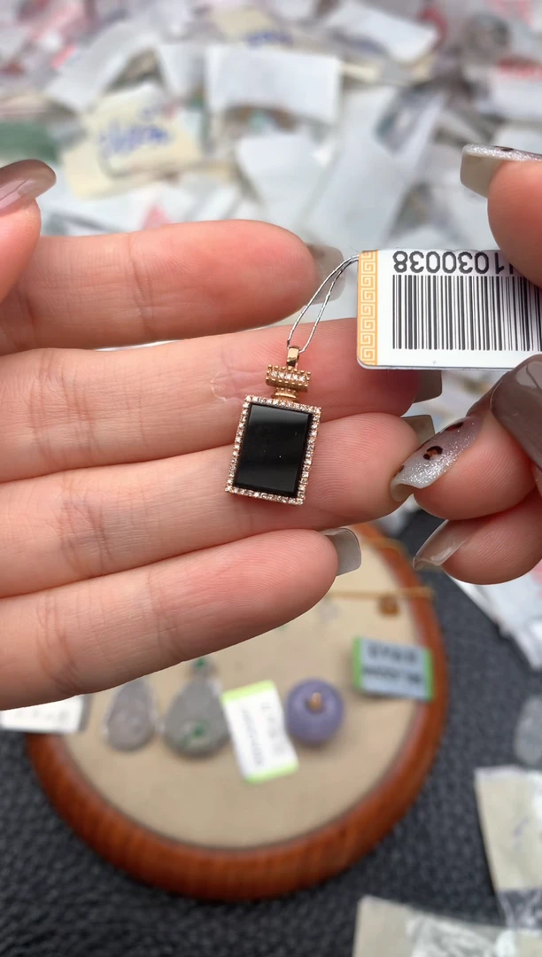 18K金镶嵌挂件翡翠—