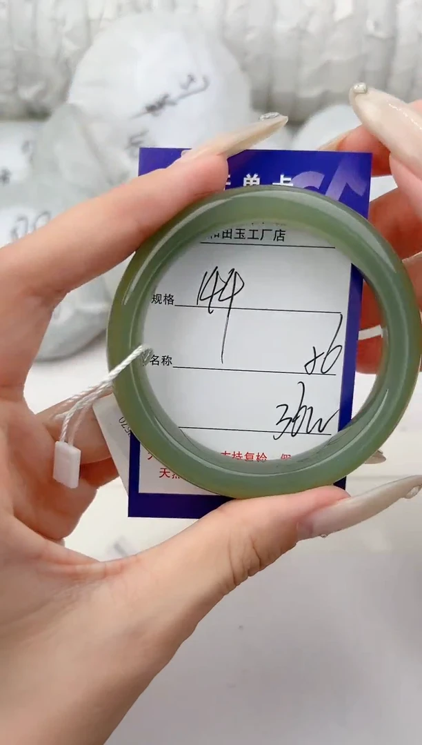 和田玉手镯未镶嵌144颜色微差无瑕疵