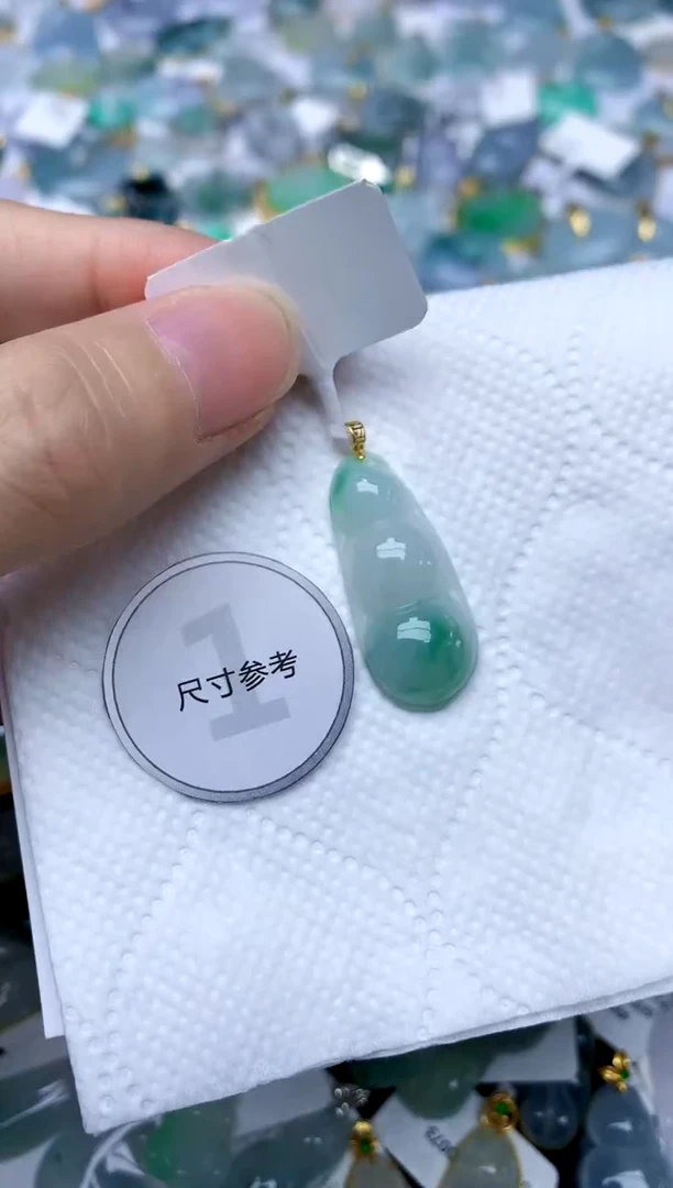 颈饰18K金镶嵌翡翠天然A货翡翠