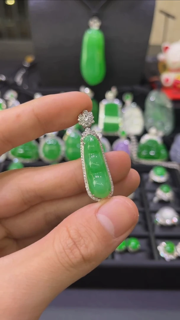 颈饰18K金镶嵌翡翠吊坠